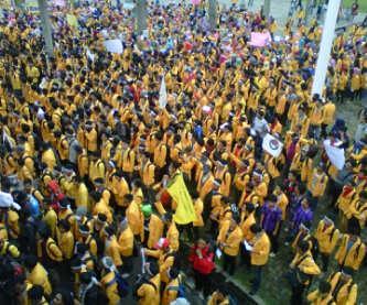 ribuan-mahasiswa-unsri-serbu-dprd-sumsel